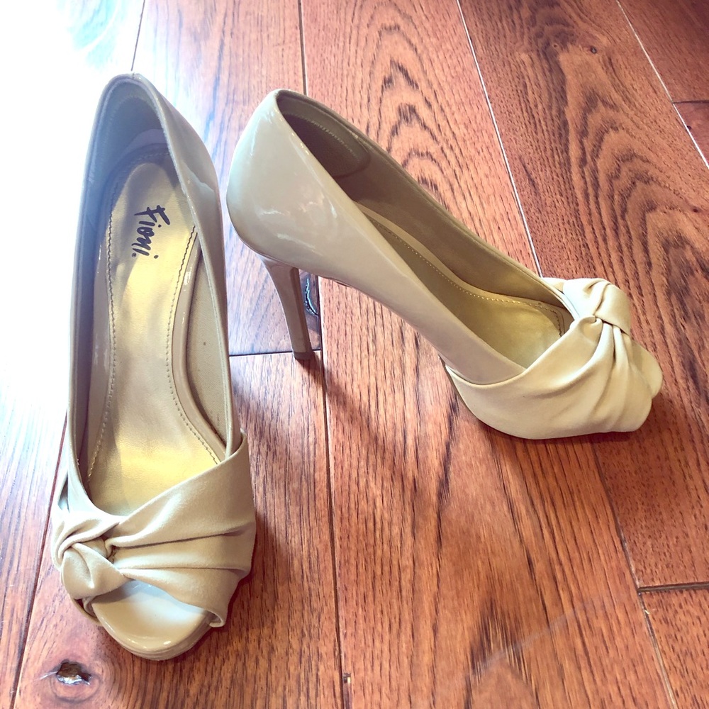 Fioni Cream Nude Size 5 Heels Pump Dress Shoes